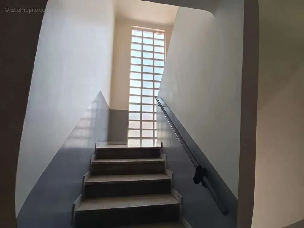 Toad - 3/4-Bed Flat with Balcony in Secure Residence