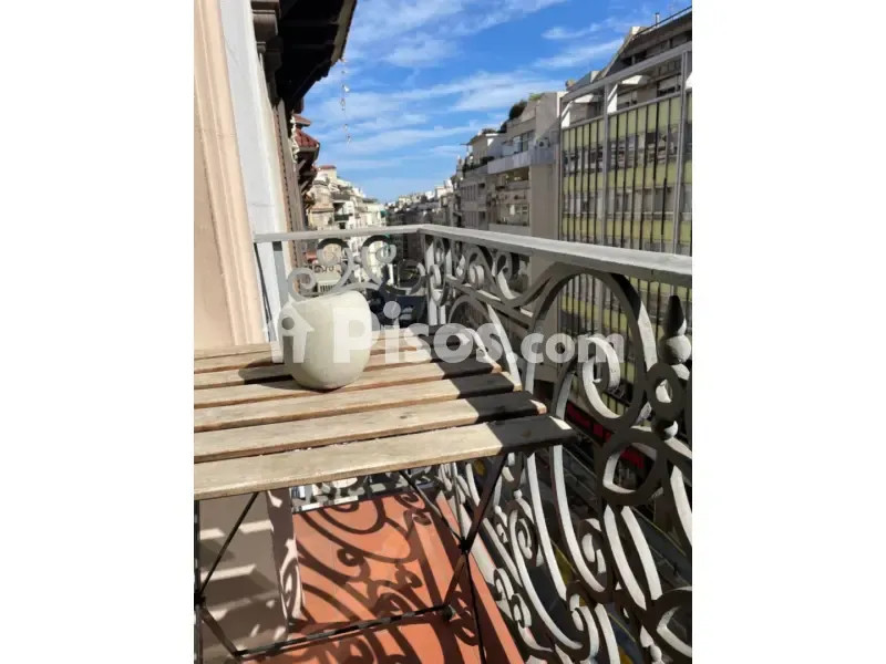 Balcon - Furnished Flat with Balcony in Barcelona's Upper District