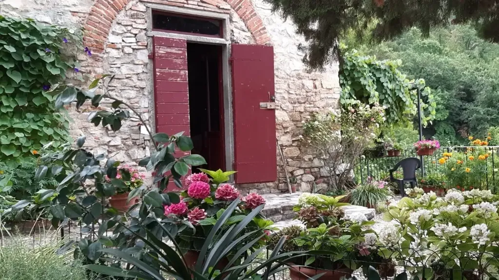 Jardin - Thirteenth-Century Rustico with Garden in Vaiano