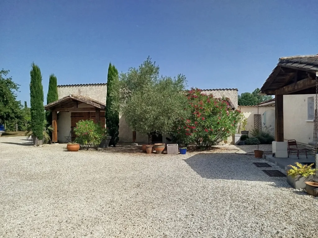 Garden - Family House with Pool in Quiet Area