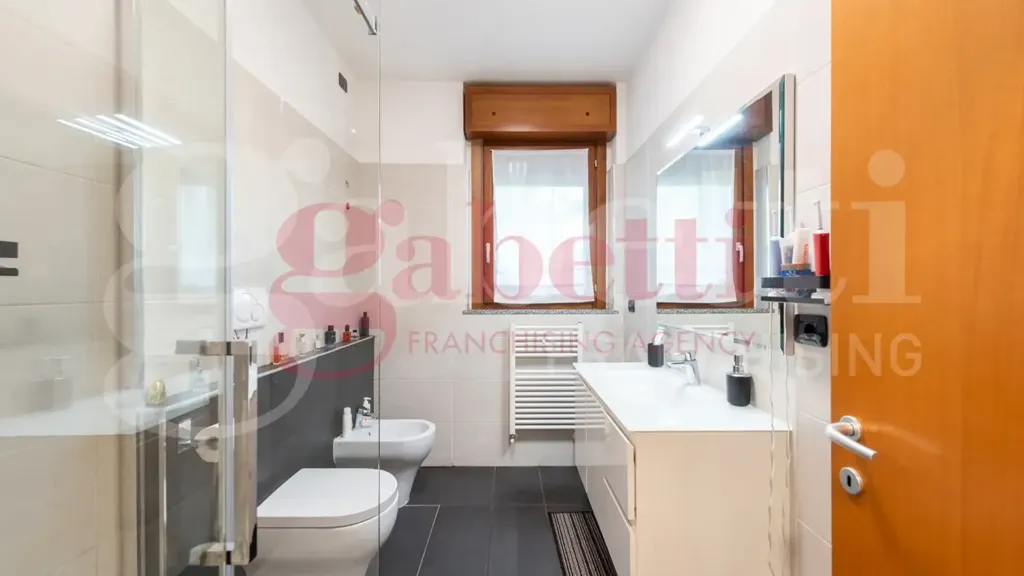 Salles de bain - Modernised 2-Bedroom Apartment in Milan