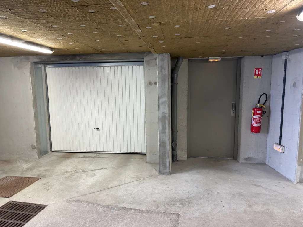 Garage - Appartement avec balcon et garage à Pontarlier