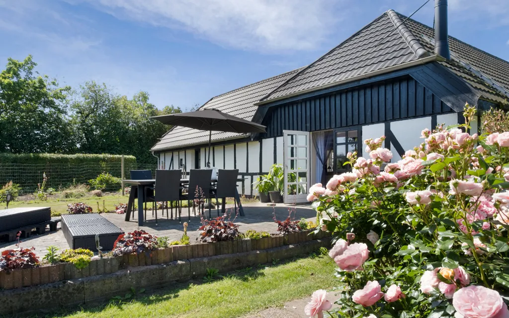 Esterno - Traditional Longhouse with Workshop in Countryside