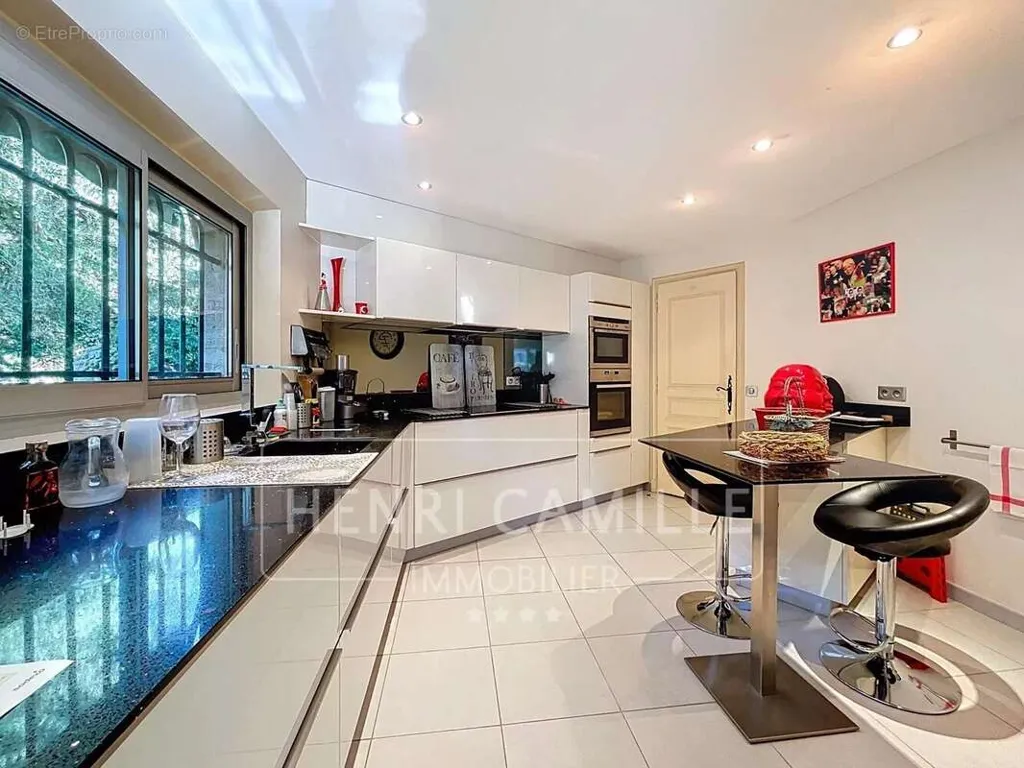 Köök - Spacious Villa with Pool near Cannes Centre
