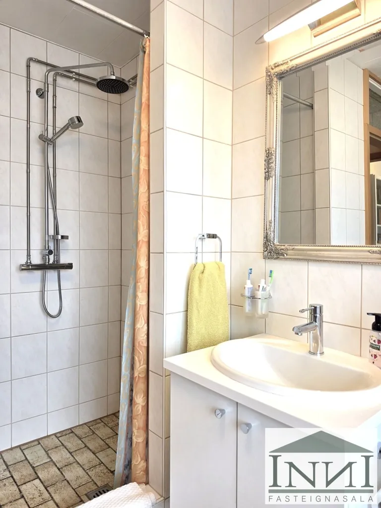 Salles de bain - Five-Bedroom House with Studio in Reykjavik