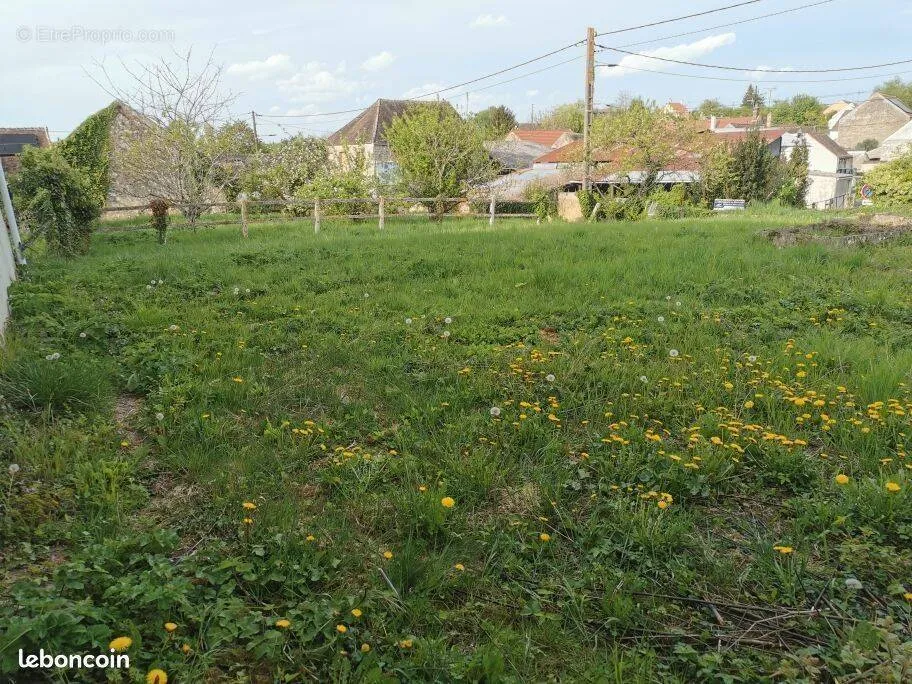 Giardino - Buildable Land with Road Access in Noisy-Rudignon