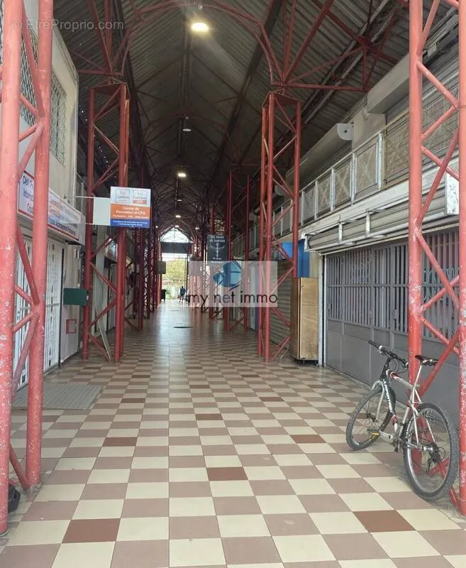 Garaaž - Commercial Unit in Boisripeaux Shopping Centre