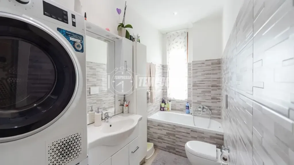 Salles de bain - Modernised Three-Bedroom Apartment in Muggiò