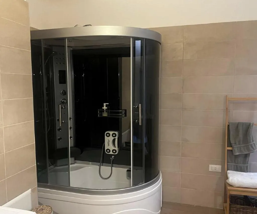 Salles de bain - Restored Apartment in Palermo's Historic Centre