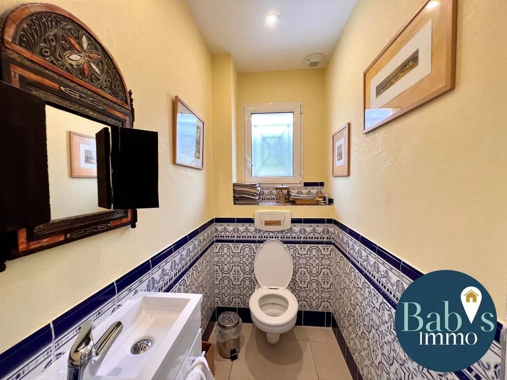 Salles de bain - Maison Contemporaine avec Piscine à Linac