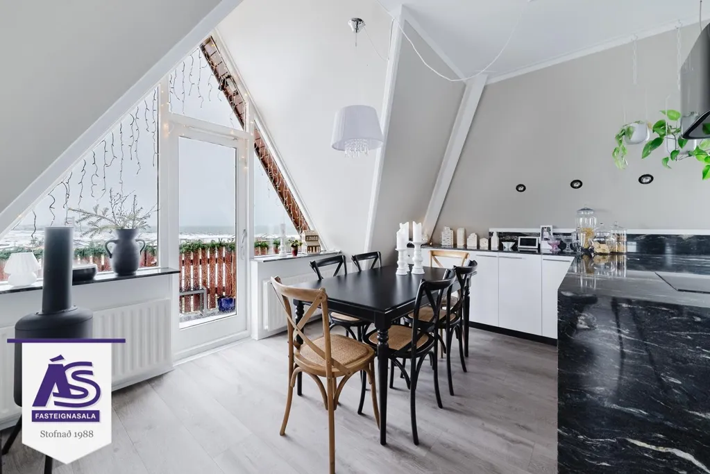 Salle à manger - Terraced House with Garden in Hafnarfjörður
