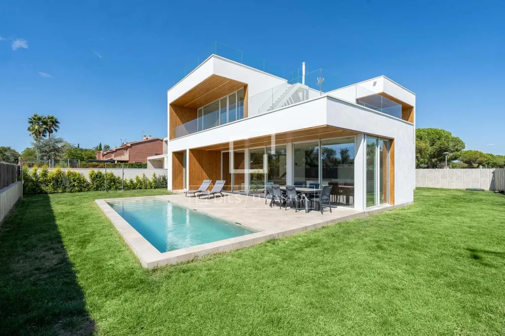 Bassein - Modern House with Pool in Reus
