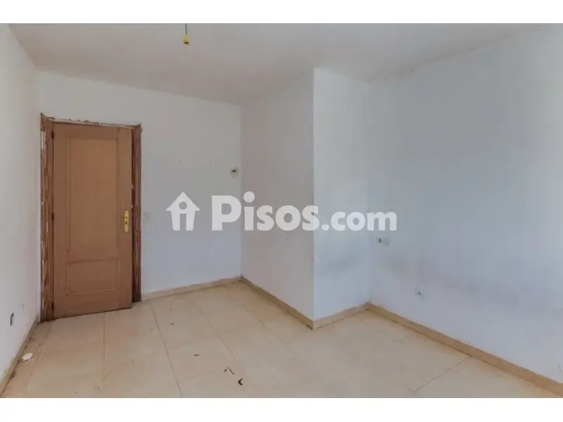 Rooms - Flat for Renovation in Roquetas de Mar