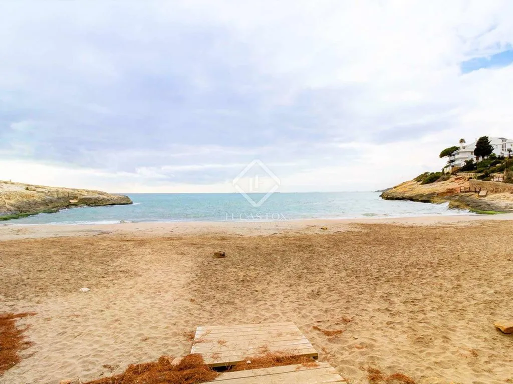 House with Sea View and Pool in Torredembarra