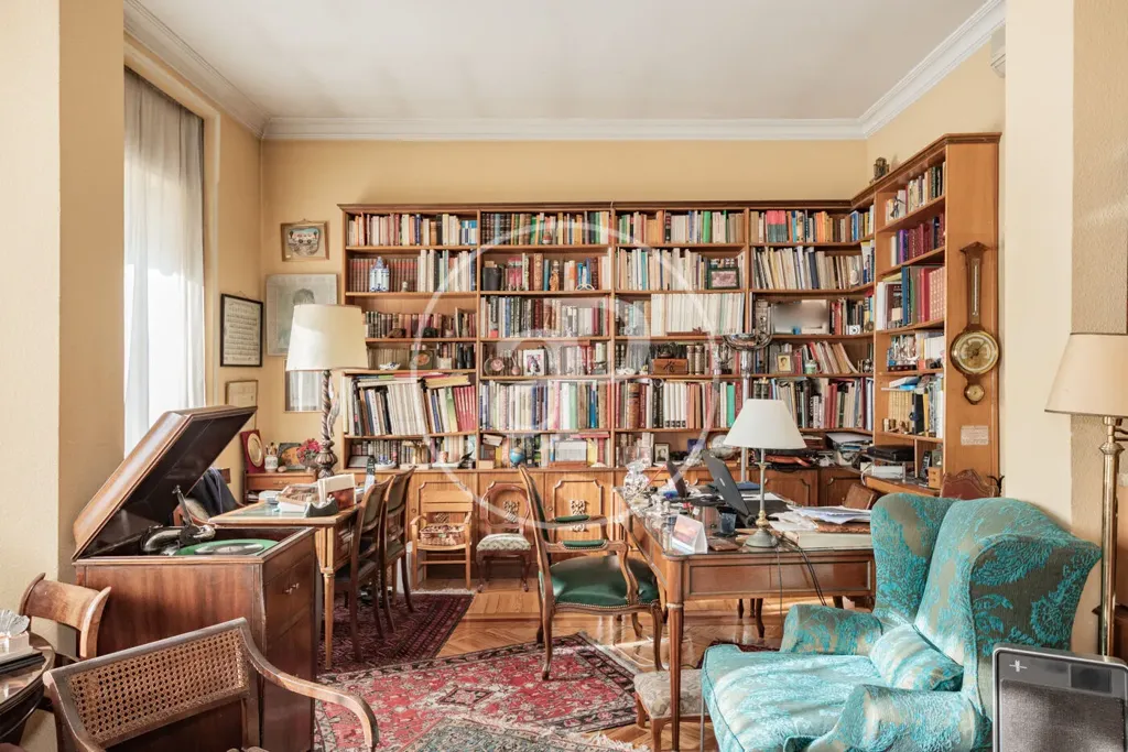 Bureau - Luxury Apartment with High Ceilings in Madrid
