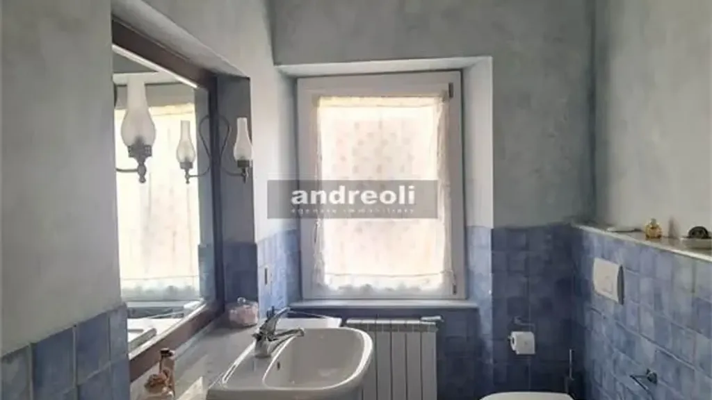 Salles de bain - Restored Stone Townhouse in Castelplanio