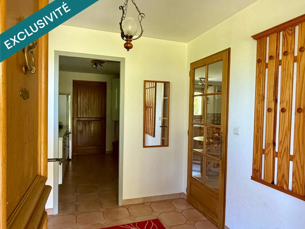 Entrée - Maison avec Garage Double et Jardin à Chapelle-Voland