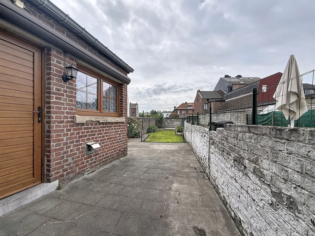 Extérieur - Maison 3 Façades avec Jardin et Terrasse à Roufosse