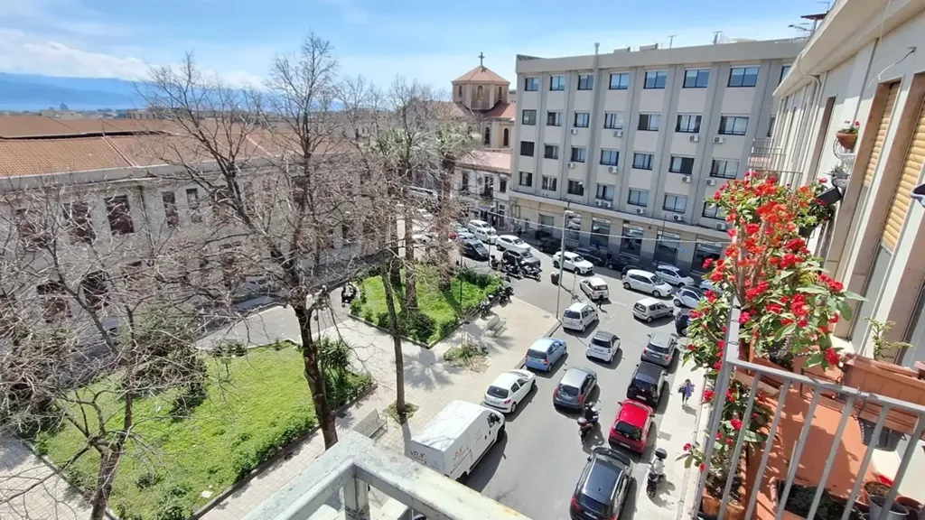 Balcon - Spacious Apartment with Balcony in Messina