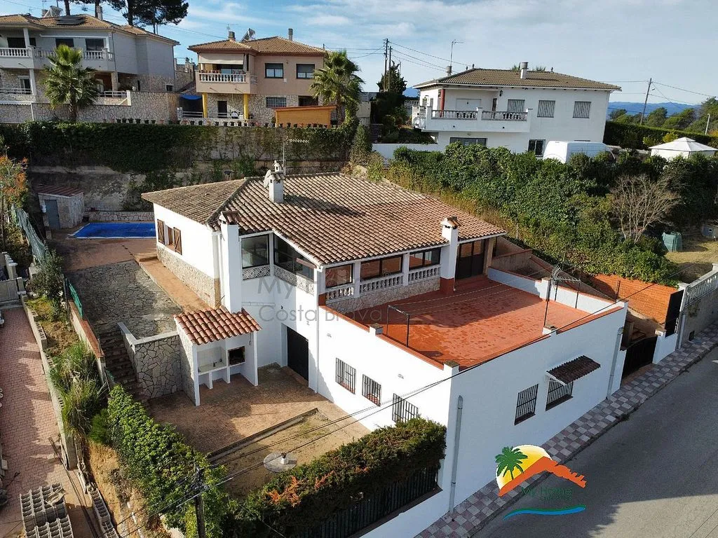 Vista aerea - Chalet with Pool and Terrace in Aiguaviva Parc