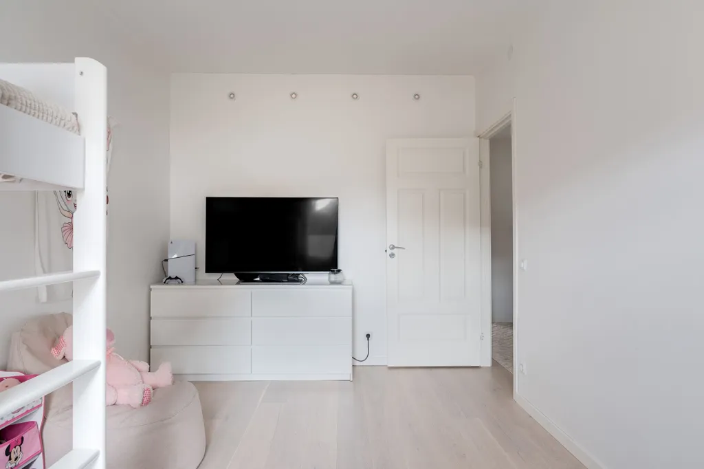 Chambres - Renovated 3-Bedroom with Balcony in Southeast
