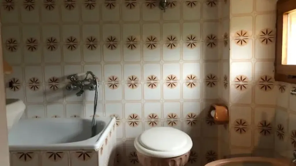 Bathrooms - Rustic Stone Cottage with Garden in San Giustino