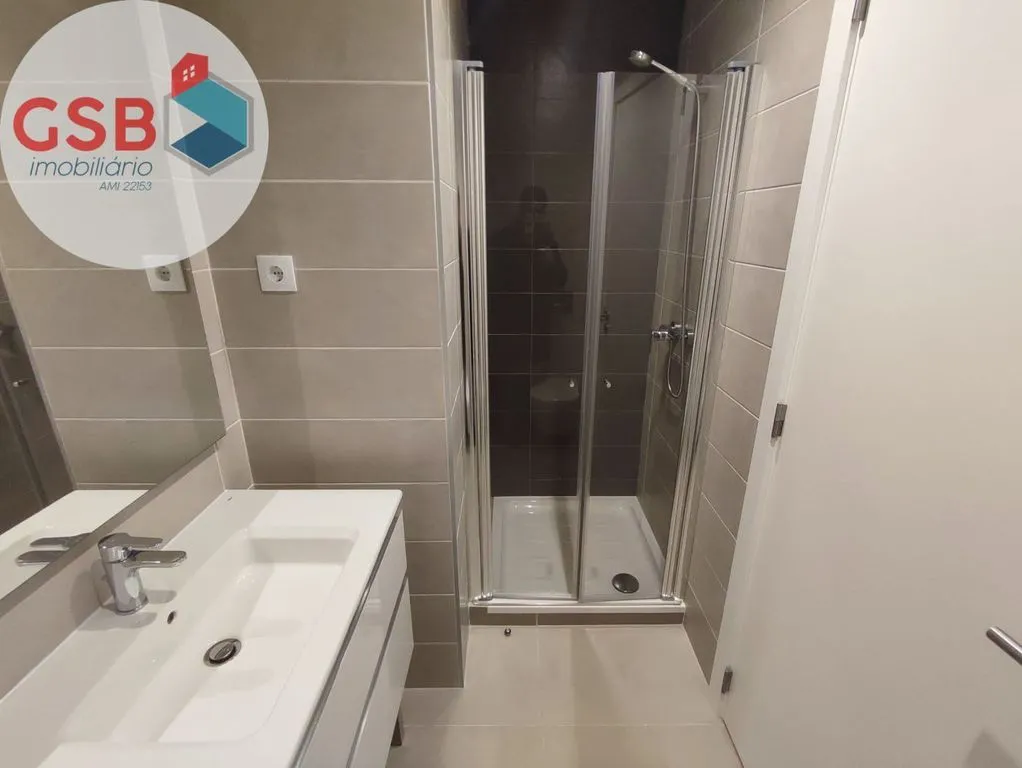 Salles de bain - New 3-Bed Flat with Balconies in Seixal