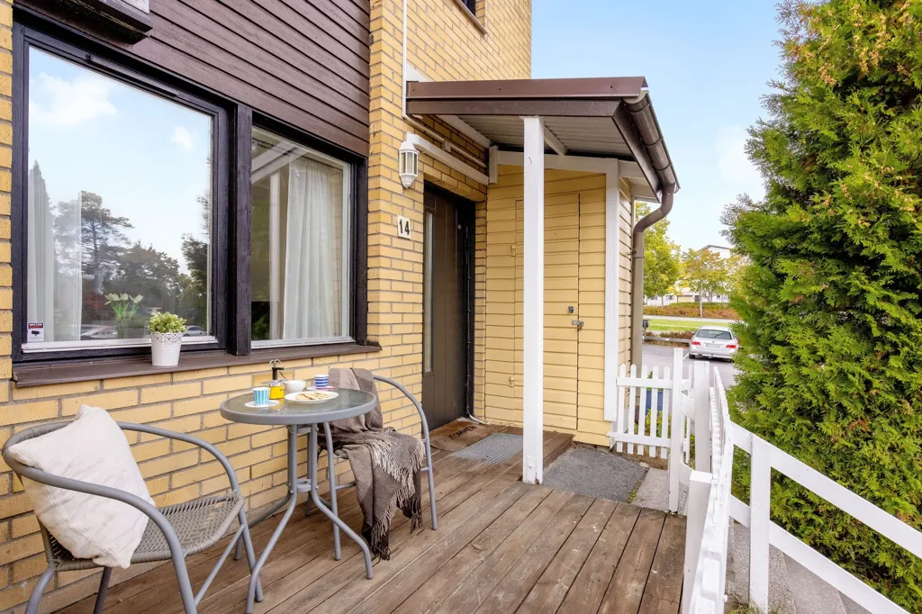 Rõdu - Terraced House with Balcony in Sunny Location, Järfälla