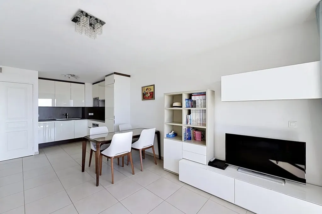 Living Room - 3-Bed Apartment with Sea View in Nice