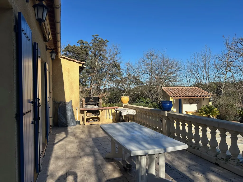 Terrasse - Villa de Plain-Pied Bien Entretenue au Thoronet