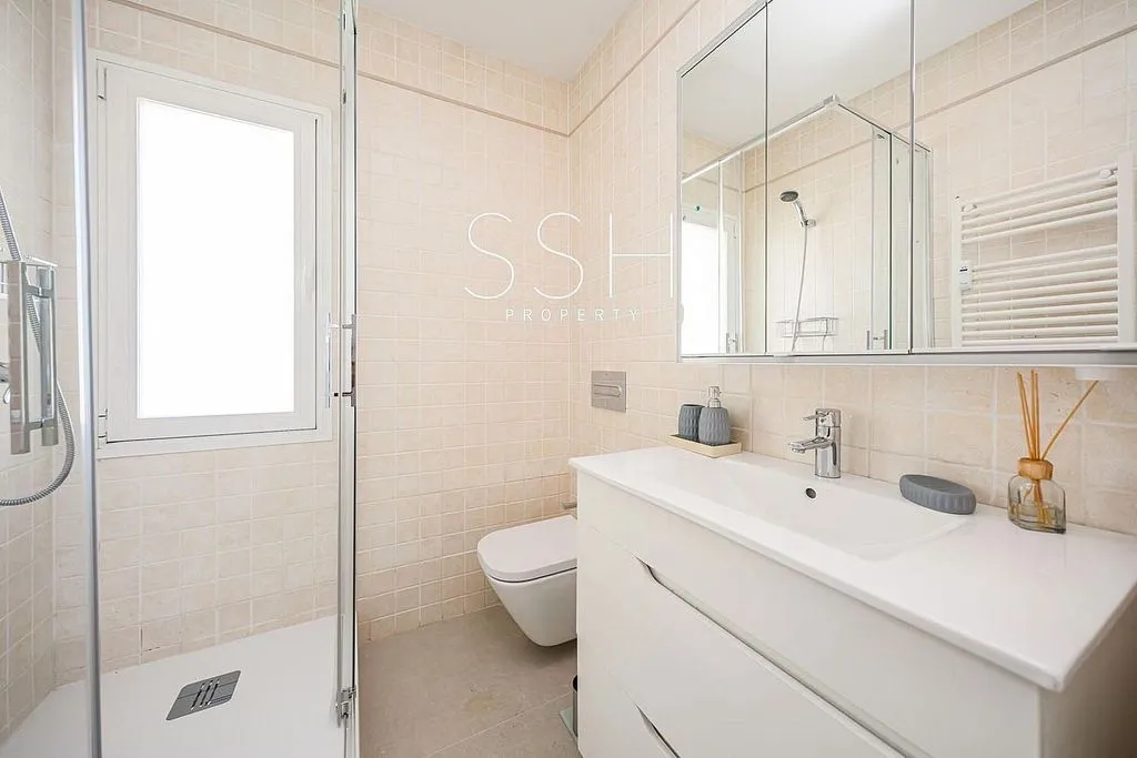 Salles de bain - Modern Loft with Terrace in Almagro, Madrid