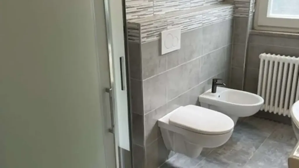 Salles de bain - Rear-Facing Flat with Balcony in Trento