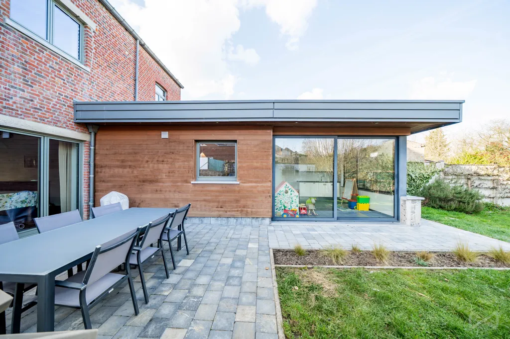 Terrasse - Maison Charmante avec Jardin à Morialmé