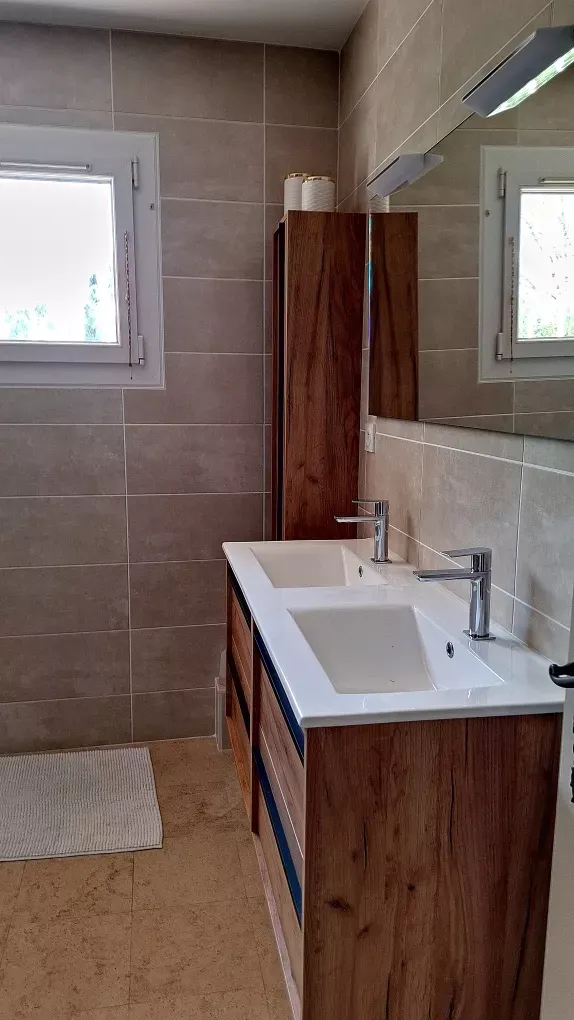 Salles de bain - Maison de Luxe avec Piscine à Cabrières