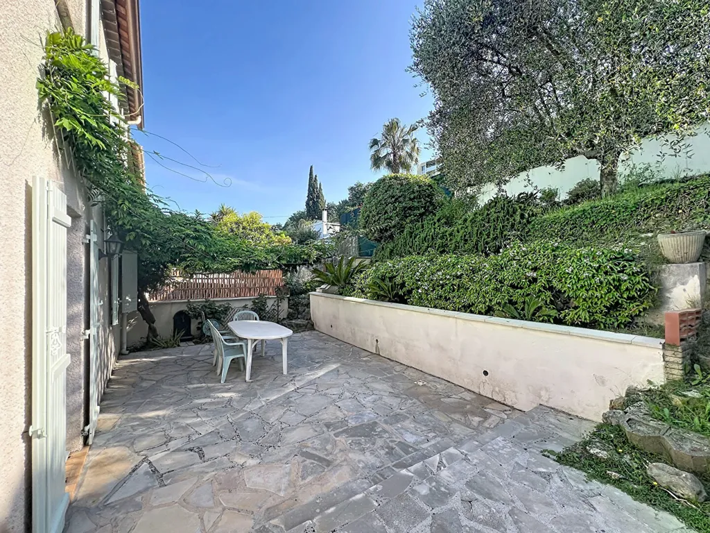 Terrasse - Maison Mitoïenne Calme avec Jardin à Vence