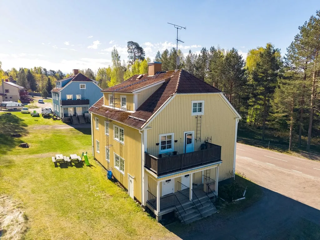 Vista aerea - Stable Rental Property with 16 Units and Garage