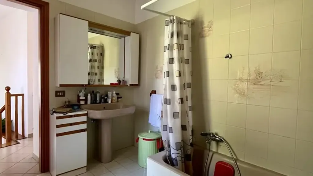 Bathrooms - Independent House with Garden in Valle Intelvi