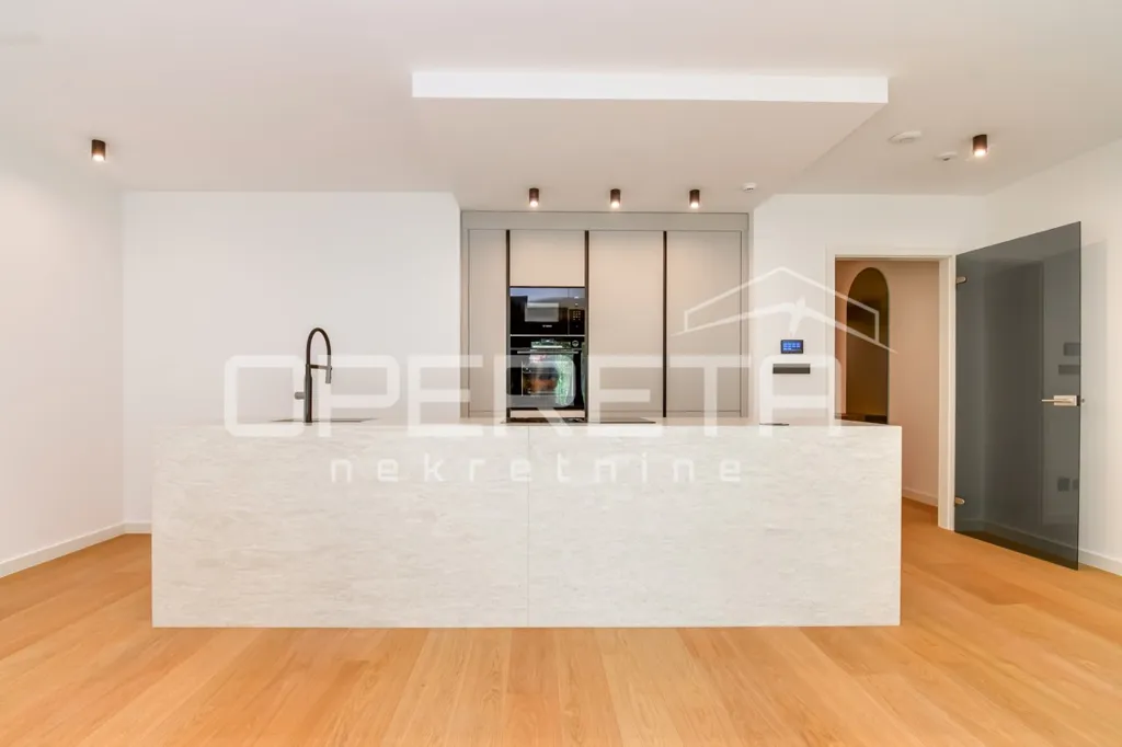 Cuisine - 4-Room Apartment with Cathedral View in Centar