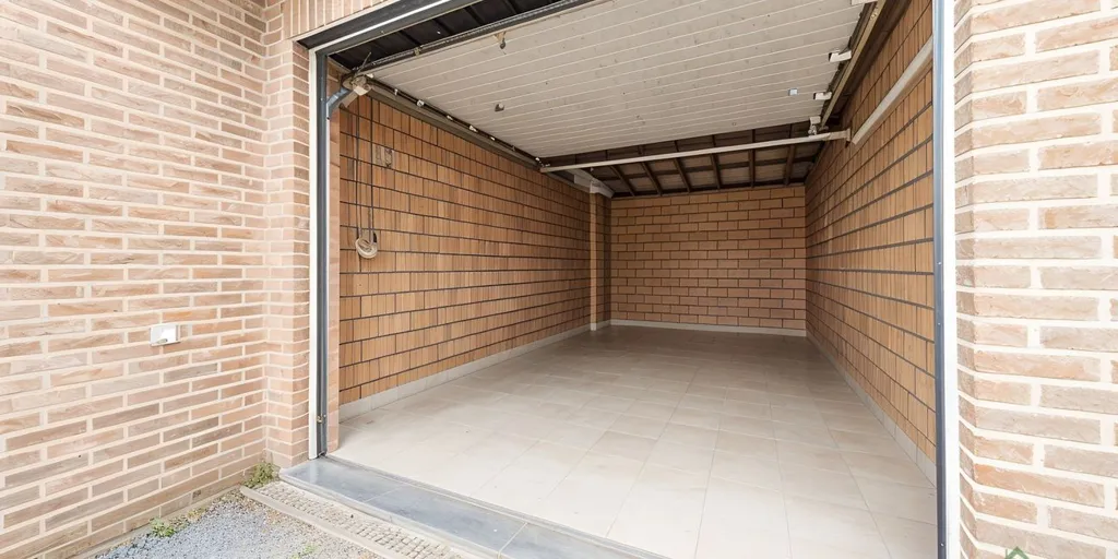 Garage - Modern Terraced House with Garden in Izenberge