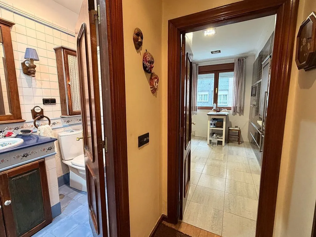 Bagni - Spacious Apartment with Dual Entrances in Mieres