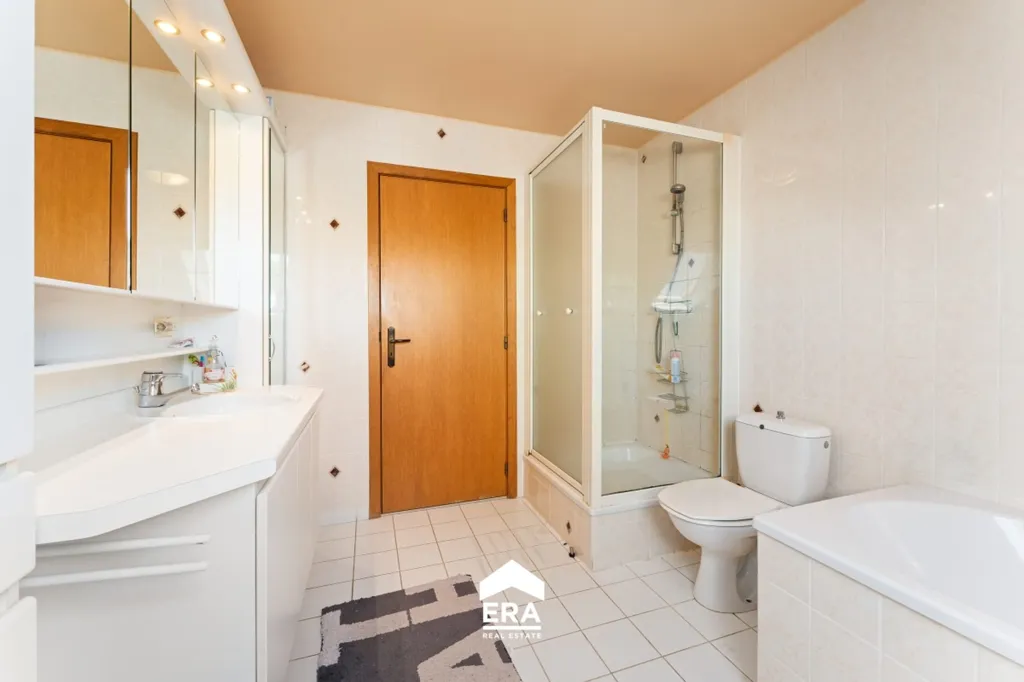 Salles de bain - Maison Familiale au Calme avec Jardin à Lichtervelde