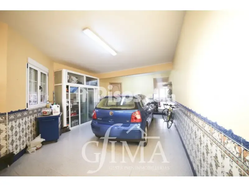 Garage - Spacious House with Pool in Tomelloso