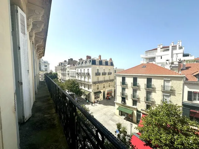 Rõdu - Bourgeois Flat with Balconies in Biarritz Centre