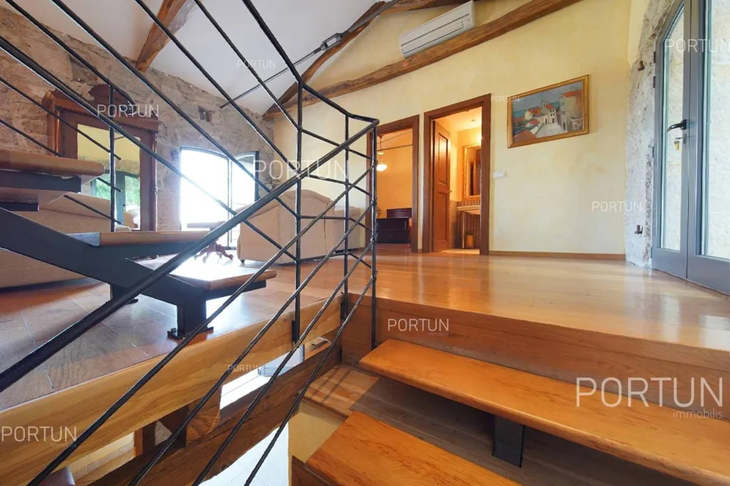 Pièces - Renovated Estate with Panoramic Views in Lupoglav