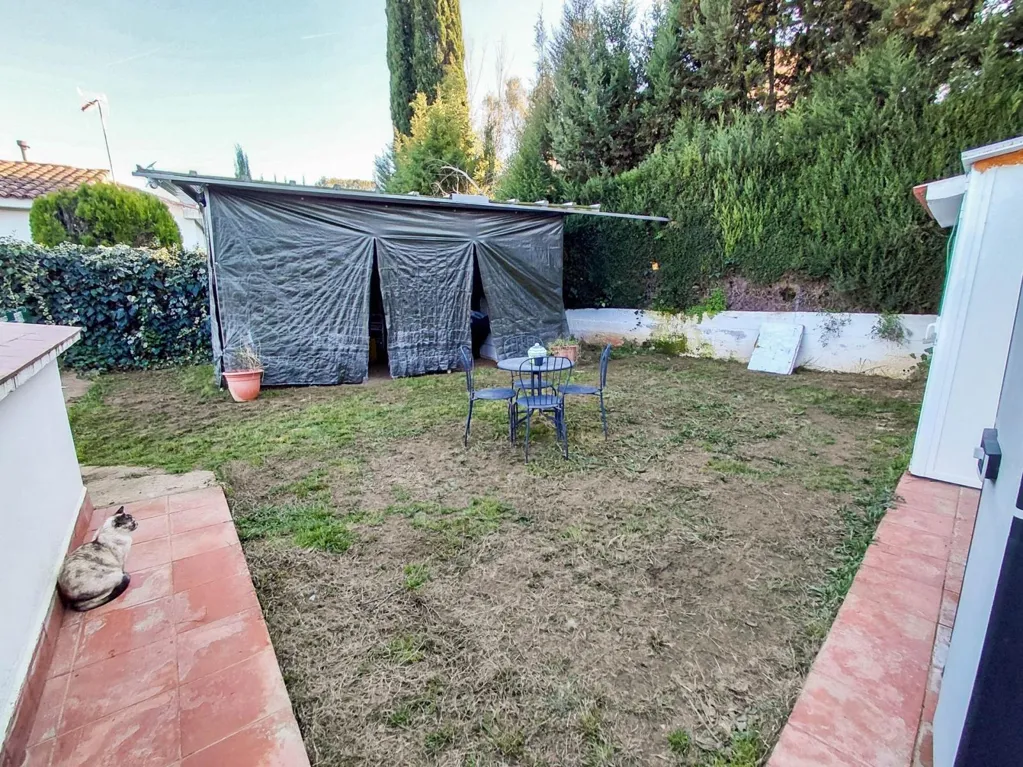 Aed - Urban Plot with Small Building in Esparreguera