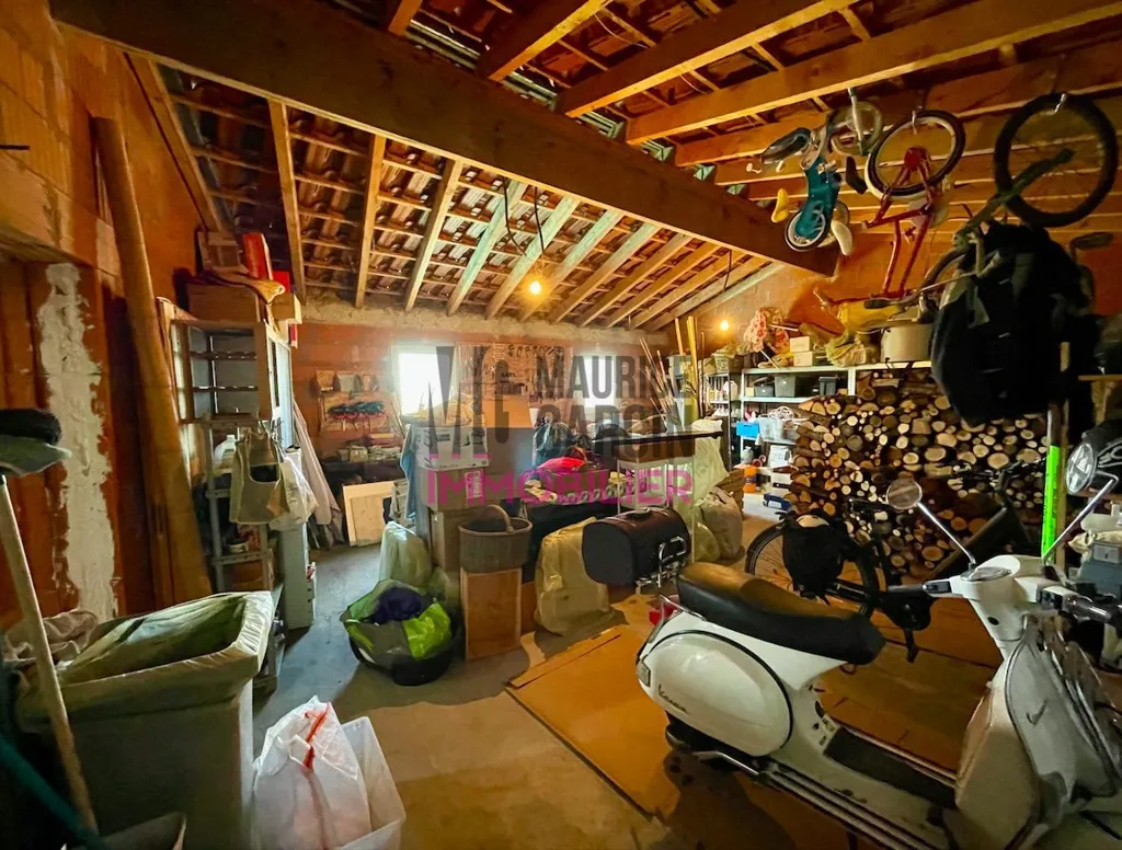Garage - Maison avec Piscine et Vue Panoramique à Pernes-les-Fontaines