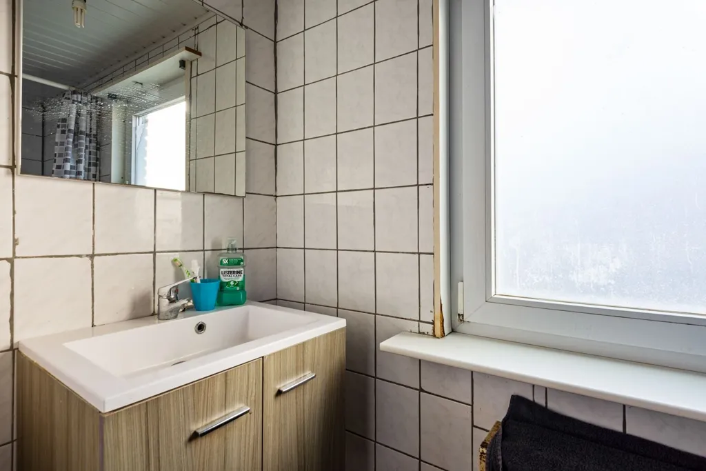 Salles de bain - Maison à Renover avec Jardin à Mortsel