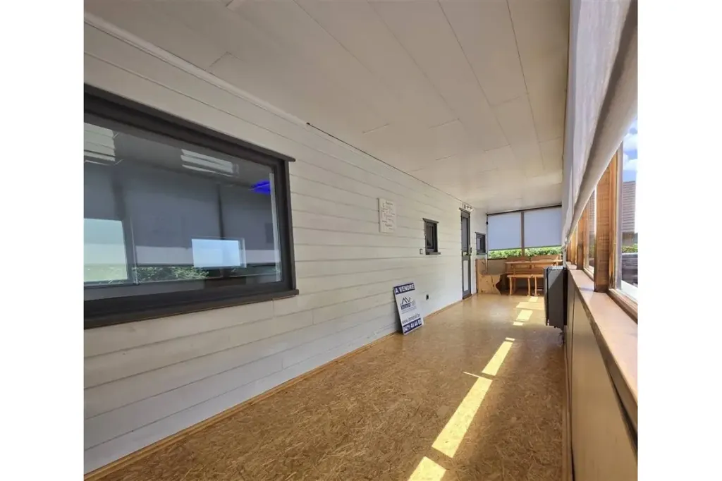 Bureau - Bungalow avec Jardin et Terrasses à Somme-Leuze