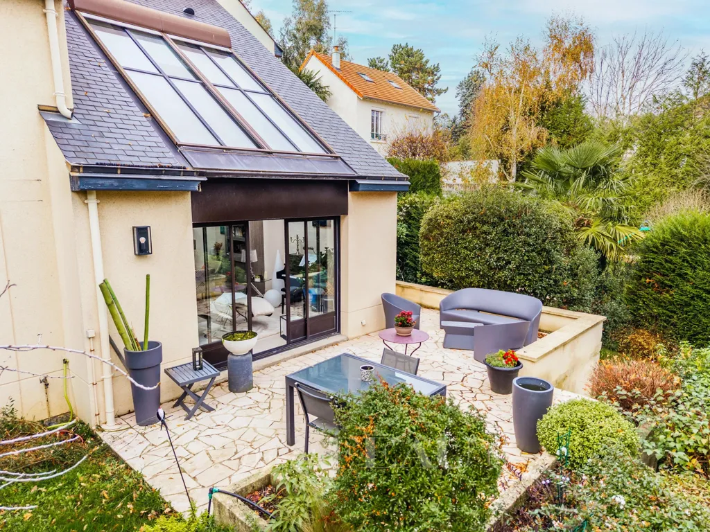 Terrass - Architect-Designed House with Terrace in Bougival