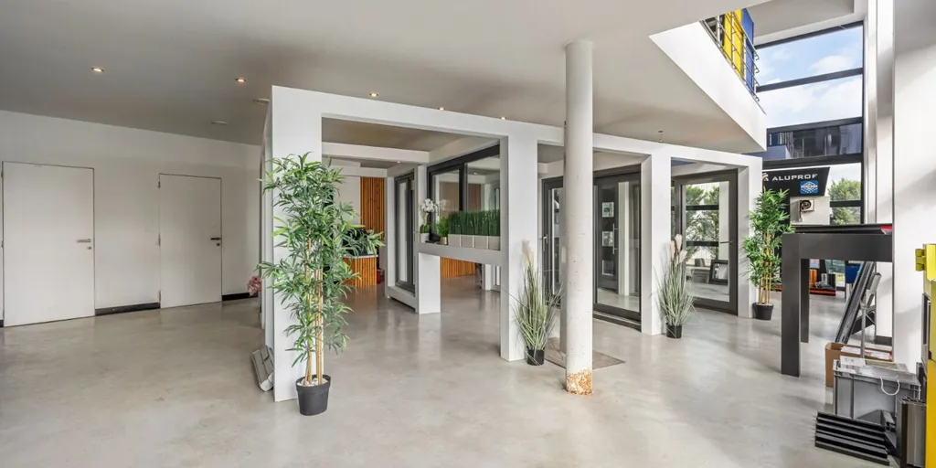 Pièces - Bâtiment Commercial avec Jardin près de Hasselt